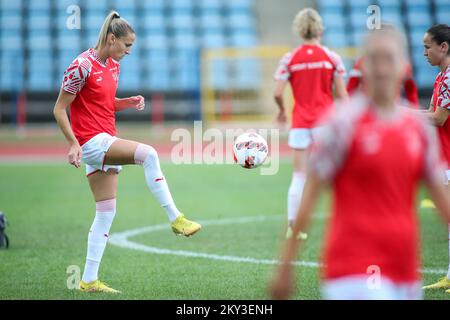 KARLOVAC, KROATIEN - SEPTEMBER 02: Team Schweiz erwärmt sich vor der Qualifikation zur FIFA-Frauenweltmeisterschaft 2023 zwischen Kroatien und der Schweiz im Stadion Branko Cavlovic-Cavlek am 02. September 2022 in Karlovac, Kroatien. Foto: Matija Habljak/PIXSELL Stockfoto