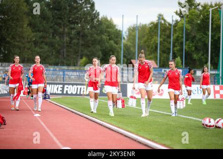 KARLOVAC, KROATIEN - SEPTEMBER 02: Team Schweiz erwärmt sich vor der Qualifikation zur FIFA-Frauenweltmeisterschaft 2023 zwischen Kroatien und der Schweiz im Stadion Branko Cavlovic-Cavlek am 02. September 2022 in Karlovac, Kroatien. Foto: Matija Habljak/PIXSELL Stockfoto