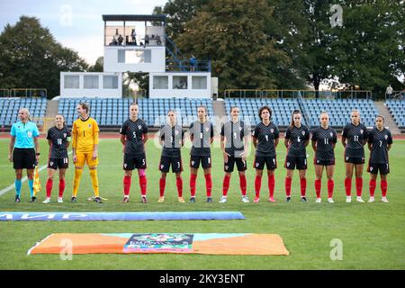 KARLOVAC, SEPTEMBER 02: Kroatische Spieler stellen sich während des Qualifikationsspiels der FIFA Women's World Cup 2023 zwischen Kroatien und der Schweiz im Branko Cavlovic-Cavlek Stadion am 2. September 2022 in Karlovac, Kroatien, auf die Nationalhymnen. Foto: Matija Habljak/PIXSEL Stockfoto