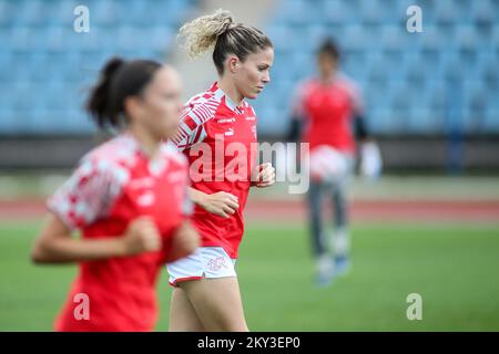 KARLOVAC, KROATIEN - SEPTEMBER 02: Team Schweiz erwärmt sich vor der Qualifikation zur FIFA-Frauenweltmeisterschaft 2023 zwischen Kroatien und der Schweiz im Stadion Branko Cavlovic-Cavlek am 02. September 2022 in Karlovac, Kroatien. Foto: Matija Habljak/PIXSELL Stockfoto