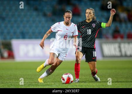 KARLOVAC, SEPTEMBER 02: Geraldine Reuteler aus der Schweiz und Iva Lazeta aus Kroatien während des 2023. Qualifikationsspiels zur FIFA Women's World Cup zwischen Kroatien und der Schweiz im Branko Cavlovic-Cavlek Stadion am 2. September 2022 in Karlovac, Kroatien. Foto: Matija Habljak/PIXSEL Stockfoto