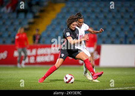 KARLOVAC, SEPTEMBER 02: Leonarda Balog von Kroatien und Coumba Sau von der Schweiz während des 2023. Qualifikationsspiels zur FIFA Women's World Cup zwischen Kroatien und der Schweiz im Branko Cavlovic-Cavlek Stadion am 2. September 2022 in Karlovac, Kroatien. Foto: Matija Habljak/PIXSEL Stockfoto