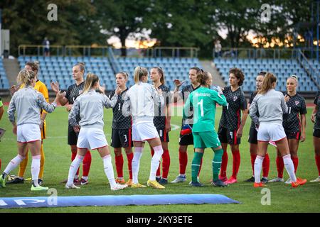 KARLOVAC, SEPTEMBER 02: Die Spieler stellen sich während des Qualifikationsspiels der FIFA Women's World Cup 2023 zwischen Kroatien und der Schweiz im Branko Cavlovic-Cavlek Stadion am 2. September 2022 in Karlovac, Kroatien, auf die Nationalhymnen. Foto: Matija Habljak/PIXSEL Stockfoto