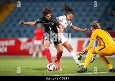 KARLOVAC, SEPTEMBER 02: Leonarda Balog von Kroatien und Coumba Sau von der Schweiz während des 2023. Qualifikationsspiels zur FIFA Women's World Cup zwischen Kroatien und der Schweiz im Branko Cavlovic-Cavlek Stadion am 2. September 2022 in Karlovac, Kroatien. Foto: Matija Habljak/PIXSEL Stockfoto