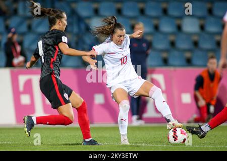 KARLOVAC, SEPTEMBER 02: Ramona Bachmann von der Schweiz im Kampf gegen Lucija Domazet von Kroatien während des 2023. Qualifikationsspiels zur FIFA-Frauenweltmeisterschaft zwischen Kroatien und der Schweiz im Branko Cavlovic-Cavlek-Stadion am 2. September 2022 in Karlovac, Kroatien. Foto: Matija Habljak/PIXSEL Stockfoto