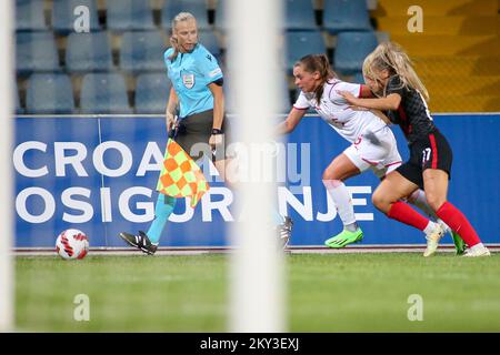 KARLOVAC, SEPTEMBER 02: Noelle Maritz aus der Schweiz und Ella Ljustina aus Kroatien während des 2023. Qualifikationsspiels zur FIFA Women's World Cup zwischen Kroatien und der Schweiz im Branko Cavlovic-Cavlek Stadion am 2. September 2022 in Karlovac, Kroatien. Foto: Matija Habljak/PIXSEL Stockfoto