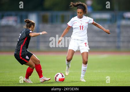 KARLOVAC, SEPTEMBER 02: Coumba SOW der Schweiz im Kampf gegen Iva Lazeta von Kroatien während des Qualifikationsspiels der FIFA Women's World Cup 2023 zwischen Kroatien und der Schweiz im Branko Cavlovic-Cavlek Stadion am 2. September 2022 in Karlovac, Kroatien. Foto: Matija Habljak/PIXSEL Stockfoto