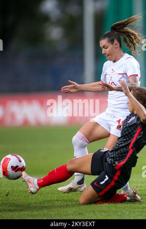 KARLOVAC, SEPTEMBER 02: Ramona Bachmann aus der Schweiz wird vom kroatischen Petra Pezelj während des Qualifikationsspiels zur FIFA-Frauenweltmeisterschaft 2023 zwischen Kroatien und der Schweiz im Branko Cavlovic-Cavlek-Stadion am 2. September 2022 in Karlovac, Kroatien, herausgefordert. Foto: Matija Habljak/PIXSEL Stockfoto