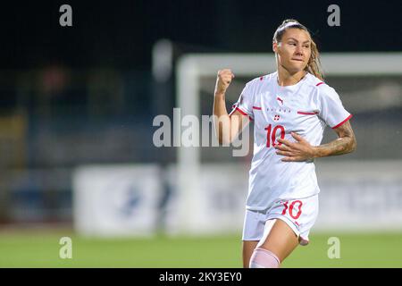 KARLOVAC, SEPTEMBER 02: Ramona Bachmann aus der Schweiz feiert nach einem Treffer beim Qualifikationsspiel zur FIFA Women's World Cup 2023 zwischen Kroatien und der Schweiz im Branko Cavlovic-Cavlek Stadion am 2. September 2022 in Karlovac, Kroatien. Foto: Matija Habljak/PIXSEL Stockfoto