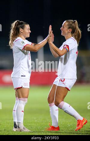 KARLOVAC, SEPTEMBER 02: Ramona Bachmann aus der Schweiz feiert nach einem Treffer beim Qualifikationsspiel zur FIFA Women's World Cup 2023 zwischen Kroatien und der Schweiz im Branko Cavlovic-Cavlek Stadion am 2. September 2022 in Karlovac, Kroatien. Foto: Matija Habljak/PIXSEL Stockfoto