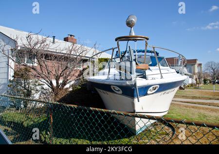 Freeport, New York, 13. Dezember 2012 viele Boote flogen an Land und landeten nach dem Hurrikan Sandy an unwahrscheinlichen Orten. Die FEMA arbeitet mit staatlichen und lokalen Beamten zusammen, um die vom Hurrikan Sandy betroffenen Bewohner zu unterstützen. Howard Greenblatt/FEMA. New York Hurrikan Sandy. Fotos zu Katastrophen- und Notfallmanagementprogrammen, Aktivitäten und Beamten Stockfoto