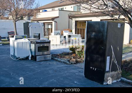 Freeport, New York, 13. Dezember 2012 Diese Geräte wurden durch die Überschwemmung zerstört, die den Hurrikan Sandy begleitete. Die FEMA arbeitet mit staatlichen und lokalen Beamten zusammen, um die vom Hurrikan Sandy betroffenen Bewohner zu unterstützen. Howard Greenblatt/FEMA. New York Hurrikan Sandy. Fotos zu Katastrophen- und Notfallmanagementprogrammen, Aktivitäten und Beamten Stockfoto