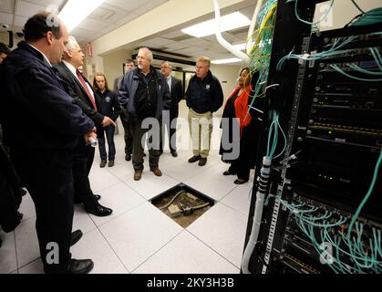New York, New York, 14. Dezember 2012, FEMA-Administrator Craig Fugate, Center, hört auf den Senior Vice President des Coney Island Hospital Arthur Wagner Zweiter von links, zusammen mit dem FEMA Federal Coordinating Officer Michael Byrne Zweiter von rechts, während einer Tour der durch Hurrikan Sandy verursachten Hochwasserschäden. Hochwasser hat viele der betrieblichen Komponenten des Krankenhauses beschädigt. New York, NY, 14. Dezember 2012 – FEMA-Administrator Craig Fugate, Center, hört Senior Vice President des Coney Island Hospital Arthur Wagnor Zweiter von links, zusammen mit FEMA Federal Coordinating Officer Michael Byrne, Zweiter Stockfoto