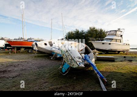 Stony Point, New York, 15. Dezember 2012 Besuche der FEMA mit James E. Foland, Supervisor der Stony Point Bay Marina am Hudson River in Stony Point, New York, um eine Führung durch die Aufräumarbeiten zu erhalten. Ein paar der vielen Dutzend Boote, die vom Hurrikan Sandy beschädigt wurden. Die FEMA bietet Unternehmen und Einwohnern von Rockland County, NY, Unterstützung und Unterstützung. Andre R. Aragon/FEMA. New York Hurrikan Sandy. Fotos zu Katastrophen- und Notfallmanagementprogrammen, Aktivitäten und Beamten Stockfoto