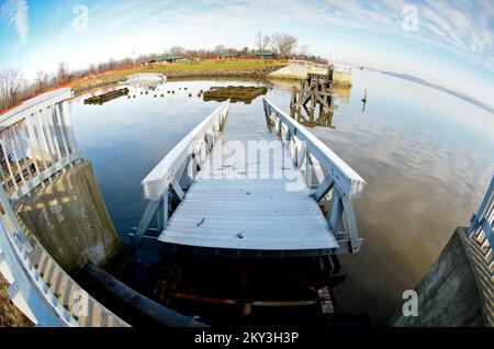 Stony Point, New York, 15. Dezember 2012 die FEMA bietet Unternehmen und Einwohnern von Rockland County, NY, die vom Hurrikan Sandy betroffen sind, Unterstützung und Unterstützung. Die Fußgängerbrücke im Haverstraw Bay 9/11 Memorial Park wurde durch die Gezeiten am Hudson River schwer beschädigt. Andre R. Aragon/FEMA. New York Hurrikan Sandy. Fotos zu Katastrophen- und Notfallmanagementprogrammen, Aktivitäten und Beamten Stockfoto