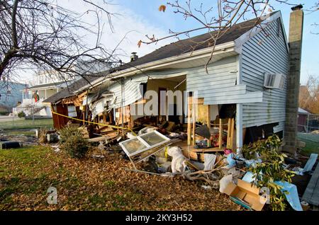 Stony Point, New York, 15. Dezember 2012 die FEMA bietet den vom Hurrikan Sandy betroffenen Einwohnern von Rockland County, NY, Hilfe und Unterstützung. Häuser am Wasser in Stony Point Bay wurden durch Hurrikan Sandy beschädigt. Andre R. Aragon/FEMA... Fotos zu Katastrophen- und Notfallmanagementprogrammen, Aktivitäten und Beamten Stockfoto