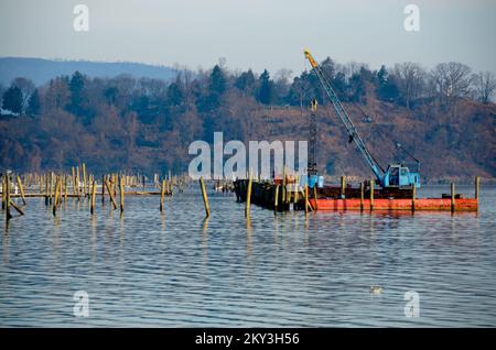 Stony Point, New York, 15. Dezember 2012, Reparatur und Pile-Fahrt am Stony Point Bay Marina. Die FEMA bietet Einwohnern von Rockland County, NY, Hilfe und Unterstützung. Andre R. Aragon/FEMA. New York Hurrikan Sandy. Fotos zu Katastrophen- und Notfallmanagementprogrammen, Aktivitäten und Beamten Stockfoto