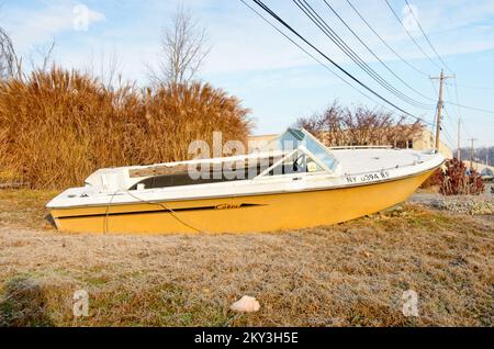 Stony Point, New York, 15. Dezember 2012 Besuche der FEMA mit James E. Foland, Supervisor der Stony Point Bay Marina am Hudson River in Stony Point, New York , um eine Führung durch die Aufräumarbeiten zu erhalten. Dieses kleine Boot legte sich Hunderte von Yards landeinwärts von seiner Anlegestelle am Yachthafen an, als sich die Gezeitenwelle zurückzog. Die FEMA leistet Unterstützung und Unterstützung für Unternehmen und Einwohner von Rockland County, NY, die vom Hurrikan Sandy betroffen sind. New York Hurrikan Sandy. Fotos zu Katastrophen- und Notfallmanagementprogrammen, Aktivitäten und Beamten Stockfoto