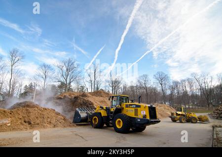 Chestnut Ridge, New York, 15. Dezember 2012 Town of Ramapo Tree and Mulch Operation at the Saddle River Pool, in Chestnut Ridge, New York. Die FEMA unterstützt die vom Hurrikan Sandy betroffenen Gemeinden mit öffentlichen Mitteln bei der Sanierung und Sanierung. Andre R. Aragon/FEMA. New York Hurrikan Sandy. Fotos zu Katastrophen- und Notfallmanagementprogrammen, Aktivitäten und Beamten Stockfoto