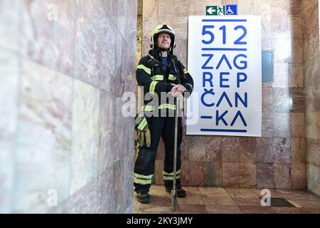 Der kroatische Feuerwehrmann Stjepan Dubac (49) läuft am 3. September 2022 während eines 512-Stufen-Rennens in Zagreb, Kroatien. Alle Teilnehmer dieses Rennens, die die 512 Stufen des Zagrepcanka-Turms im Zentrum der kroatischen Hauptstadt Zagreb hochlaufen, laufen 4 Mal (100 Stockwerke) in voller Feuerwehrausrüstung. Er beendete das Ziel in 29 Minuten und 52 Sekunden Foto: Sandra Simunovic/PIXSELL Stockfoto