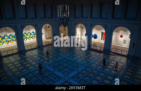 Kunstwerke im Innenhof des Brooklyn Museum of Art in Brooklyn, NYC Stockfoto