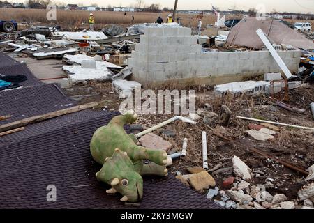 Staten Island, New York, 20. Dezember 2012 Ein Stofftier liegt im Hof der Überreste eines Heims in Staten Island, New York. Das Haus schwebte während des Hurricane Sandy von seinem Fundament und ließ sich in der Mitte der Straße nieder und blockierte den Verkehr. Das Public Assistance Program der FEMA ermöglicht die Entfernung von Schutt aus öffentlichem Eigentum, um Gesundheits- und Sicherheitsrisiken zu beseitigen. Andrea Booher/FEMA. New York Hurrikan Sandy. Fotos zu Katastrophen- und Notfallmanagementprogrammen, Aktivitäten und Beamten Stockfoto