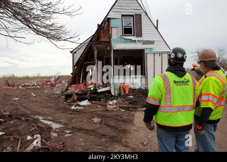 Staten Island, New York, 20. Dezember 2012, USA Das Army Corps of Engineers (USACE) entfernt die Überreste eines Hauses in Staten Island, NY, das während des Hurricane Sandy von seinem Fundament flog und sich mitten auf der Straße niederließ und den Verkehr blockierte. Nur der zweite Stock und Dachboden bleiben nach dem Sturm. Das Public Assistance Program der FEMA ermöglicht die Entfernung von Schutt aus öffentlichem Eigentum, um Gesundheits- und Sicherheitsrisiken zu beseitigen. Andrea Booher/FEMA... Fotos zu Katastrophen- und Notfallmanagementprogrammen, Aktivitäten und Beamten Stockfoto