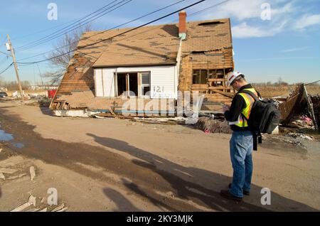 Staten Island, New York, 20. Dezember 2012 das Army Corps of Engineers entfernt die Überreste eines Hauses in Staten Island, New York, das während des Hurricane Sandy von seinem Fundament flog und sich in der Mitte der Straße niederließ und den Verkehr blockierte. Nur der zweite Stock und Dachboden bleiben nach dem Sturm. Die FEMA stellt öffentliche Hilfsgelder zur Verfügung, um die von Gezeitenüberflutungen betroffenen Stadtviertel von Staten Island, NY, zu sanieren und wiederherzustellen. Andre R. Aragon/FEMA. New York Hurrikan Sandy. Fotos zu Katastrophen- und Notfallmanagementprogrammen, Aktivitäten und Beamten Stockfoto