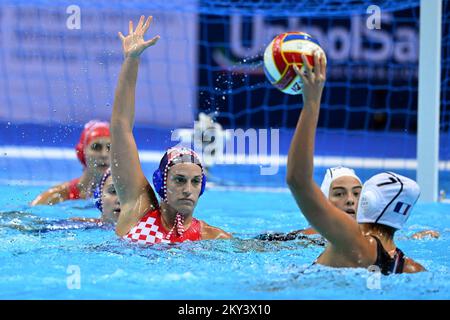 SPLIT, KROATIEN - 09. SEPTEMBER: Emmi Miljkovic aus Kroatien im Einsatz gegen Juliette D'Halluin aus Frankreich während der len European Water Polo Championships Classification 7.-8. Platzieren Sie das Spiel zwischen Frankreich und Kroatien in der Spaladium Arena am 9. September 2022 in Split, Kroatien. Foto: Marko Lukunic/PIXSELL Stockfoto