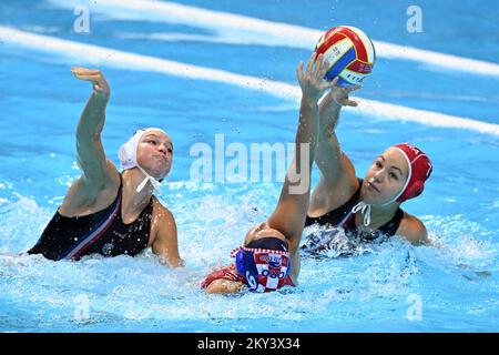 SPLIT, KROATIEN - 09. SEPTEMBER: IVA Rozic aus Kroatien im Einsatz gegen Juliette D'Halluin aus Frankreich während der len European Water Polo Championships Classification 7.-8. Platzieren Sie das Spiel zwischen Frankreich und Kroatien in der Spaladium Arena am 9. September 2022 in Split, Kroatien. Foto: Marko Lukunic/PIXSELL Stockfoto