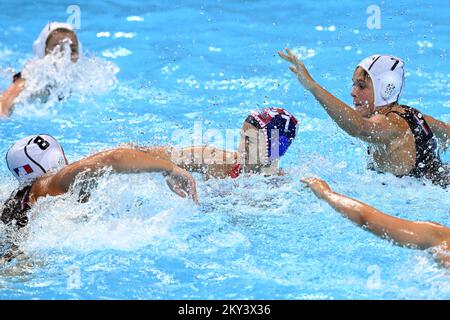 SPLIT, KROATIEN – SEPTEMBER 09: Aurelie Battu von Frankreich, Kiara Brnetic von Kroatien und Juliette D'Halluin von Frankreich während des LEN-Spiels zur Klassifizierung der europäischen Wasserpolo-Meisterschaften 7.-8., Platzplatzierung zwischen Frankreich und Kroatien in der Spaladium Arena am 9. September 2022 in Split, Kroatien. Foto: Marko Lukunic/PIXSELL Stockfoto