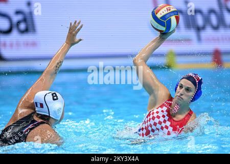 SPLIT, KROATIEN - 09. SEPTEMBER: Emmi Miljkovic aus Kroatien im Kampf gegen Aurelie Battu aus Frankreich len Europameisterschaft im Wasserpolo Klassifizierung 7.-8. Platzieren Sie das Spiel zwischen Frankreich und Kroatien in der Spaladium Arena am 9. September 2022 in Split, Kroatien. Foto: Marko Lukunic/PIXSELL Stockfoto