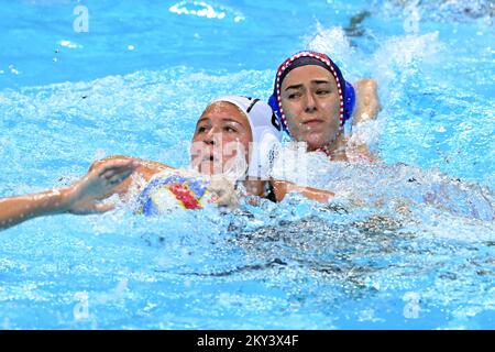 SPLIT, KROATIEN - SEPTEMBER 09: Aurelie Battu von Frankreich im Kampf gegen Kiara Brnetic von Kroatien während des LEN-Wettkampfs zur Klassifizierung der europäischen Wasserpolo-Meisterschaften 7.-8., Platzierung zwischen Frankreich und Kroatien in der Spaladium Arena am 9. September 2022 in Split, Kroatien. Foto: Marko Lukunic/PIXSELL Stockfoto