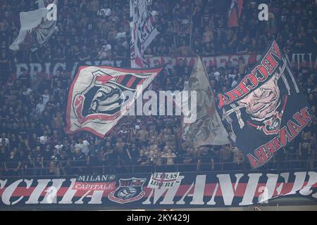 MAILAND, ITALIEN - SEPTEMBER 14: Mailänder Fans werden am 14. September 2022 im Giuseppe Meazza Stadion in Mailand beim UEFA Champions League-Spiel der Gruppe E zwischen AC Milan und Dinamo Zagreb gesehen. Foto: Marko Lukunic/Pixsell Stockfoto