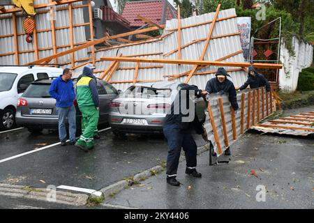 Arbeiter entfernen den Teil des Dachs, der durch das starke Gewitter in Cazma, Kroatien, am 16. september 2022 zerstört wurde. Ein starkes Gewitter brachte am gestrigen Nachmittag sintflutartige Regenfälle und extreme Windböen in die Gegend von ÄŒazma. Der Sturm riss durch Dächer, entwurzelte Bäume und umkippte Fahrzeuge Foto: Damir Spehar/PIXSELL Stockfoto