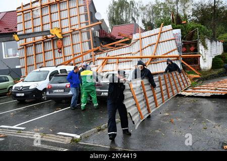 Arbeiter entfernen den Teil des Dachs, der durch das starke Gewitter in Cazma, Kroatien, am 16. september 2022 zerstört wurde. Ein starkes Gewitter brachte am gestrigen Nachmittag sintflutartige Regenfälle und extreme Windböen in die Gegend von ÄŒazma. Der Sturm riss durch Dächer, entwurzelte Bäume und umkippte Fahrzeuge Foto: Damir Spehar/PIXSELL Stockfoto