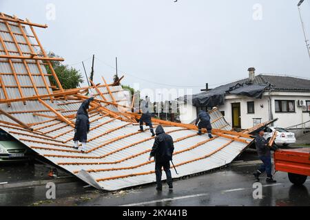 Arbeiter entfernen den Teil des Dachs, der durch das starke Gewitter in Cazma, Kroatien, am 16. september 2022 zerstört wurde. Ein starkes Gewitter brachte am gestrigen Nachmittag sintflutartige Regenfälle und extreme Windböen in die Gegend von ÄŒazma. Der Sturm riss durch Dächer, entwurzelte Bäume und umkippte Fahrzeuge Foto: Damir Spehar/PIXSELL Stockfoto