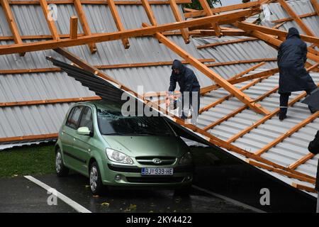 Arbeiter entfernen den Teil des Dachs, der durch das starke Gewitter in Cazma, Kroatien, am 16. september 2022 zerstört wurde. Ein starkes Gewitter brachte am gestrigen Nachmittag sintflutartige Regenfälle und extreme Windböen in die Gegend von ÄŒazma. Der Sturm riss durch Dächer, entwurzelte Bäume und umkippte Fahrzeuge Foto: Damir Spehar/PIXSELL Stockfoto