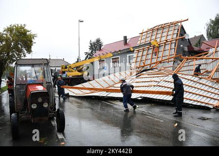 Arbeiter entfernen den Teil des Dachs, der durch das starke Gewitter in Cazma, Kroatien, am 16. september 2022 zerstört wurde. Ein starkes Gewitter brachte am gestrigen Nachmittag sintflutartige Regenfälle und extreme Windböen in die Gegend von ÄŒazma. Der Sturm riss durch Dächer, entwurzelte Bäume und umkippte Fahrzeuge Foto: Damir Spehar/PIXSELL Stockfoto