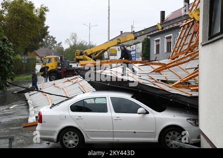 Arbeiter entfernen den Teil des Dachs, der durch das starke Gewitter in Cazma, Kroatien, am 16. september 2022 zerstört wurde. Ein starkes Gewitter brachte am gestrigen Nachmittag sintflutartige Regenfälle und extreme Windböen in die Gegend von ÄŒazma. Der Sturm riss durch Dächer, entwurzelte Bäume und umkippte Fahrzeuge Foto: Damir Spehar/PIXSELL Stockfoto