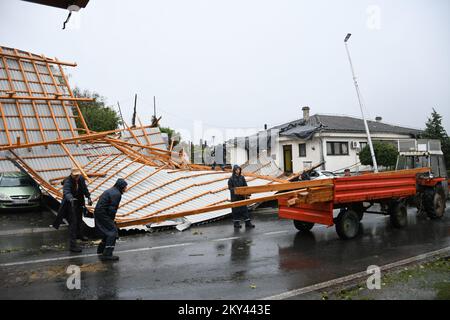 Arbeiter entfernen den Teil des Dachs, der durch das starke Gewitter in Cazma, Kroatien, am 16. september 2022 zerstört wurde. Ein starkes Gewitter brachte am gestrigen Nachmittag sintflutartige Regenfälle und extreme Windböen in die Gegend von ÄŒazma. Der Sturm riss durch Dächer, entwurzelte Bäume und umkippte Fahrzeuge Foto: Damir Spehar/PIXSELL Stockfoto