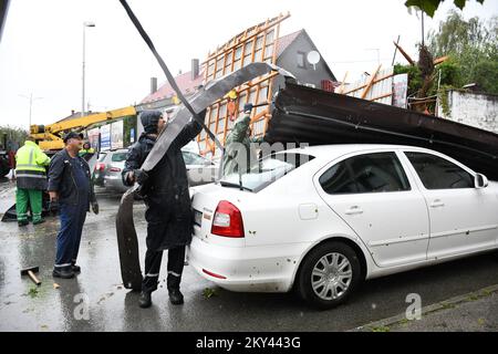 Arbeiter entfernen den Teil des Dachs, der durch das starke Gewitter in Cazma, Kroatien, am 16. september 2022 zerstört wurde. Ein starkes Gewitter brachte am gestrigen Nachmittag sintflutartige Regenfälle und extreme Windböen in die Gegend von ÄŒazma. Der Sturm riss durch Dächer, entwurzelte Bäume und umkippte Fahrzeuge Foto: Damir Spehar/PIXSELL Stockfoto