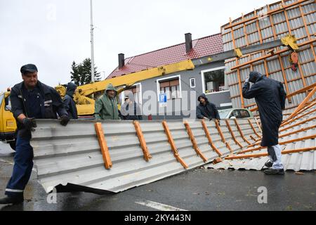 Arbeiter entfernen den Teil des Dachs, der durch das starke Gewitter in Cazma, Kroatien, am 16. september 2022 zerstört wurde. Ein starkes Gewitter brachte am gestrigen Nachmittag sintflutartige Regenfälle und extreme Windböen in die Gegend von ÄŒazma. Der Sturm riss durch Dächer, entwurzelte Bäume und umkippte Fahrzeuge Foto: Damir Spehar/PIXSELL Stockfoto