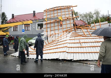 Arbeiter entfernen den Teil des Dachs, der durch das starke Gewitter in Cazma, Kroatien, am 16. september 2022 zerstört wurde. Ein starkes Gewitter brachte am gestrigen Nachmittag sintflutartige Regenfälle und extreme Windböen in die Gegend von ÄŒazma. Der Sturm riss durch Dächer, entwurzelte Bäume und umkippte Fahrzeuge Foto: Damir Spehar/PIXSELL Stockfoto