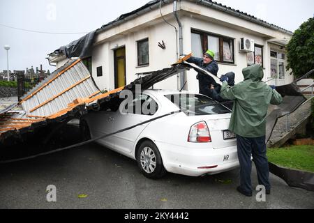 Arbeiter entfernen den Teil des Dachs, der durch das starke Gewitter in Cazma, Kroatien, am 16. september 2022 zerstört wurde. Ein starkes Gewitter brachte am gestrigen Nachmittag sintflutartige Regenfälle und extreme Windböen in die Gegend von ÄŒazma. Der Sturm riss durch Dächer, entwurzelte Bäume und umkippte Fahrzeuge Foto: Damir Spehar/PIXSELL Stockfoto