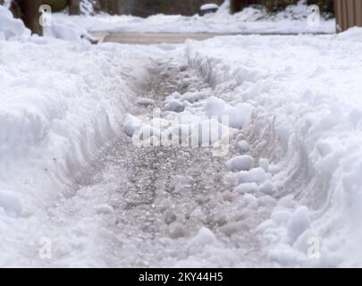 Reifenspuren auf dem Schnee im Winter 2022 in Vancouver, British Columbia, Kanada Stockfoto