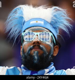 Doha, Katar. 30.. November 2022. Ein argentinischer Fan schaut beim FIFA-Weltmeisterschaftsspiel der Gruppe C 2022 im 974 Stadium in Doha, Katar, am 30. November 2022 zu. Foto: Chris Brunskill/UPI Credit: UPI/Alamy Live News Stockfoto