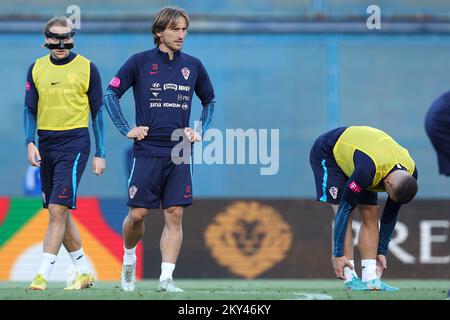 Die kroatische Nationalspielerin Luka Modric beim Training der kroatischen Fußballnationalmannschaft im Maksimir-Stadion in Zagreb, Kroatien, am 21. September 2022. Kroatien wird morgen ein Spiel der UEFA Nations League gegen Dänemark spielen. Foto: Goran Stanzl/PIXSELL Stockfoto