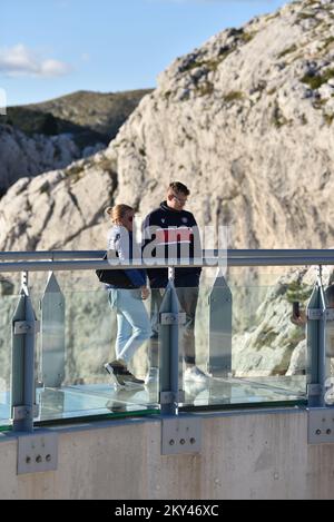 Touristen, die den Skywalk Biokovo besuchen, eine Attraktion hoch oben im Naturpark Biokovo in Kroatien, am 21. September 2022. Dieser â€œheavenly promenadeâ in Form eines Hufeisens außerhalb der Klippe und mit einem Glasboden über Makarska in einer Höhe von 1228 Metern. Foto: Matko Begovic/HaloPix/PIXSELL Stockfoto