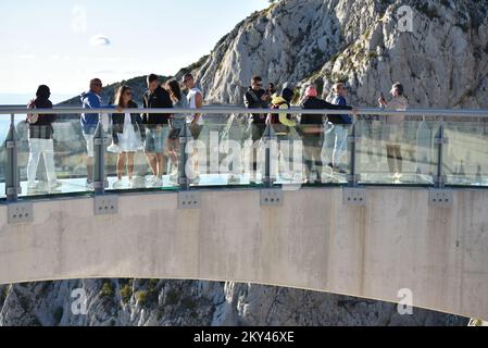 Touristen, die den Skywalk Biokovo besuchen, eine Attraktion hoch oben im Naturpark Biokovo in Kroatien, am 21. September 2022. Dieser â€œheavenly promenadeâ in Form eines Hufeisens außerhalb der Klippe und mit einem Glasboden über Makarska in einer Höhe von 1228 Metern. Foto: Matko Begovic/HaloPix/PIXSELL Stockfoto